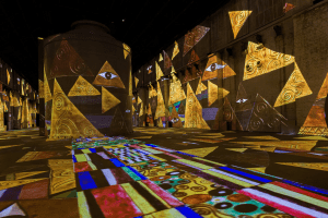 Panoramisch zicht op de Klimt gouden piramides-zaal bij Fabrique des Lumières