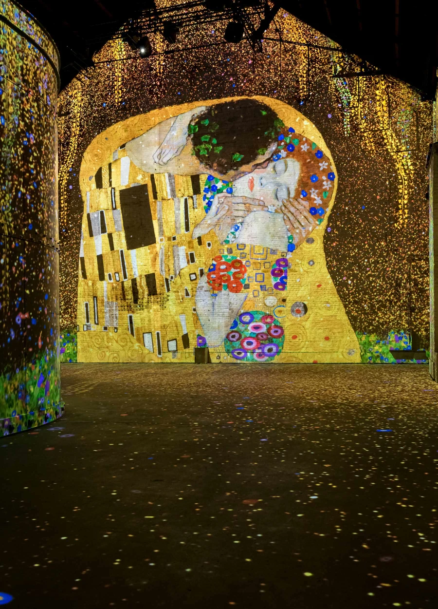 Klimt — De Kus geprojecteerd bij Fabrique des Lumières