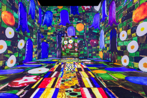 Door Hundertwasser geïnspireerde cirkels en stippen in immersieve ruimte